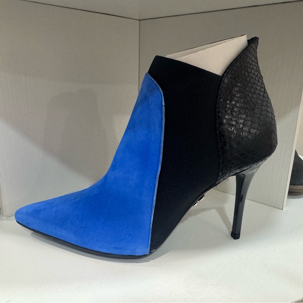 NWT!! Beautiisoles gorgeous Abby pointed toe Blue and Black Ankle Boots